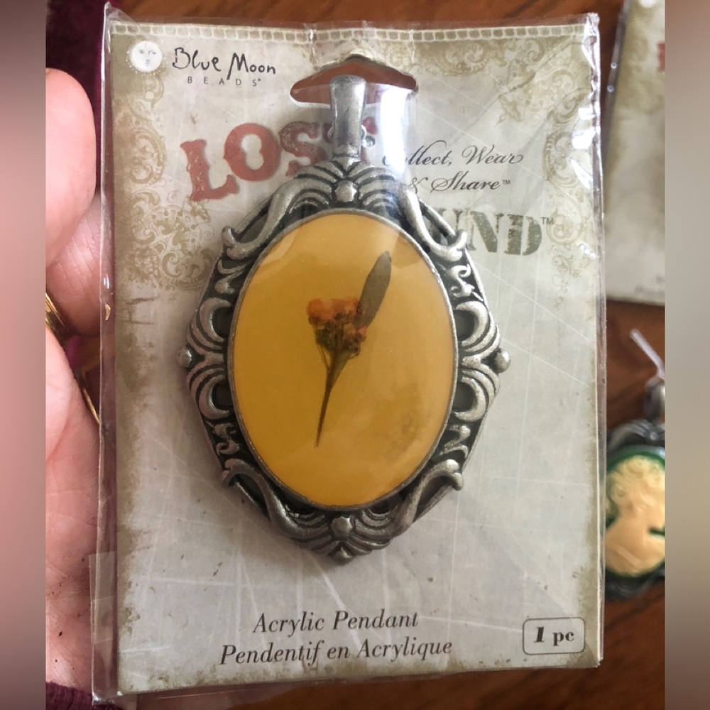 Pendants Lot - Picture 2 of 8